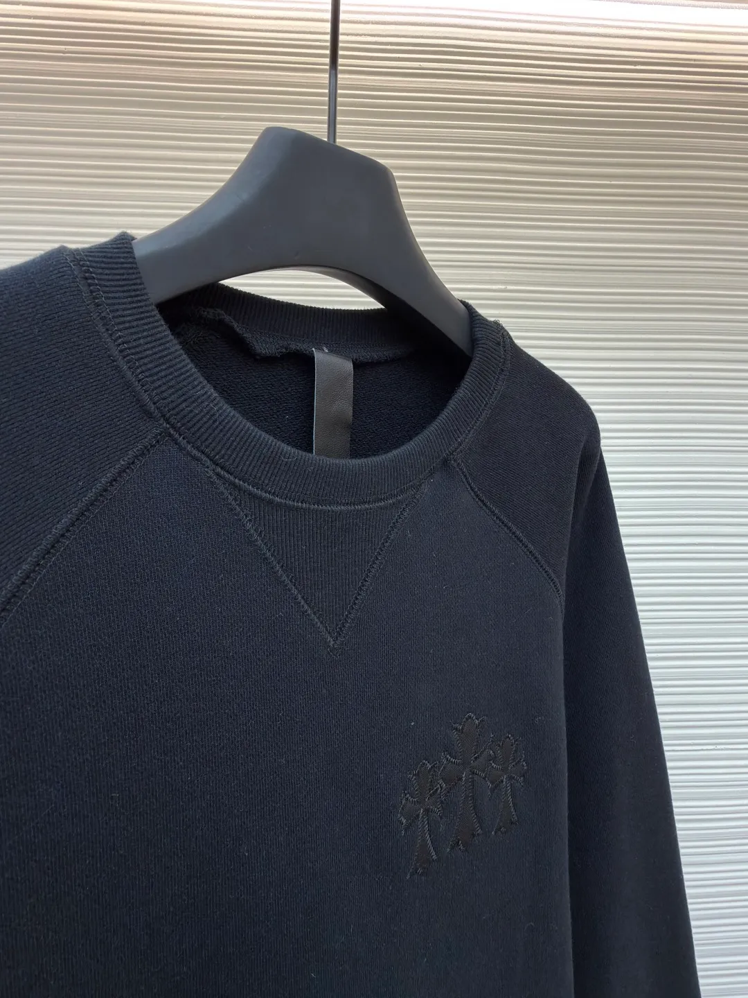 Chrome Hearts Logo Round Neck Sweatshirt ●Original version: Purchased and developed for 29300 ●Item No.: 1682055-A75 ●Fabric: interwoven air cotton fabric ●Technology: patch embroidery production ●Color: black ●Version: fitted version ●Weight: about 825 grams ●Size: S-M-L-XL ●Description: Customized heavy fortress interwoven air cotton, full texture, thick and solid, with classic black as the curtain It gives a deep sense of luxury. With the Kro heart cross appliqué decoration on the chest, it becomes the ultimate interpretation of the dark Gothic style. The CH Gothic font is the finishing touch on the back page, letting the totem become your spiritual punctuation. The logo iron plate sways slightly with the swing of the body, adding a sense of movement and vitality. It is unobtrusive but has an indescribable aura. It interprets the perfect blend of retro and luxury, using imported machine appliqué technology and using advanced computer control systems and precision mechanical components. Realize the Chrome Hearts logo patch embroidery operation, showing an embroidery effect with both clarity and three-dimensionality. The fabrics have been washed and have a better hand feel. It is not easy to deform, not easy to shrink, not easy to fade, and maintains long-term beauty. The overall wiring is straight and delicate, the fabric is comfortable and soft, and the color is consistent without color difference. It can be matched with the same style to create a fashionable look and control various occasions. Customized accessories, complete with three standards, same style for men and women!